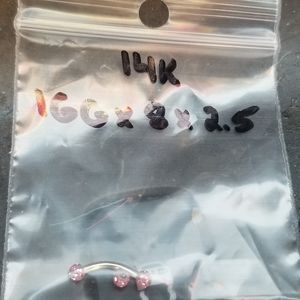 14k gold carthlidge earring new never taken out of